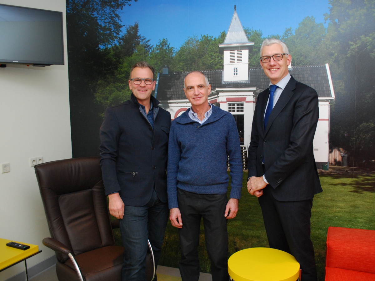 Bert van Veen (Eclips), cardioloog De Leeuw en burgemeester Marco Out in de nieuwe familiekamer 'Hart van de Leeuw'